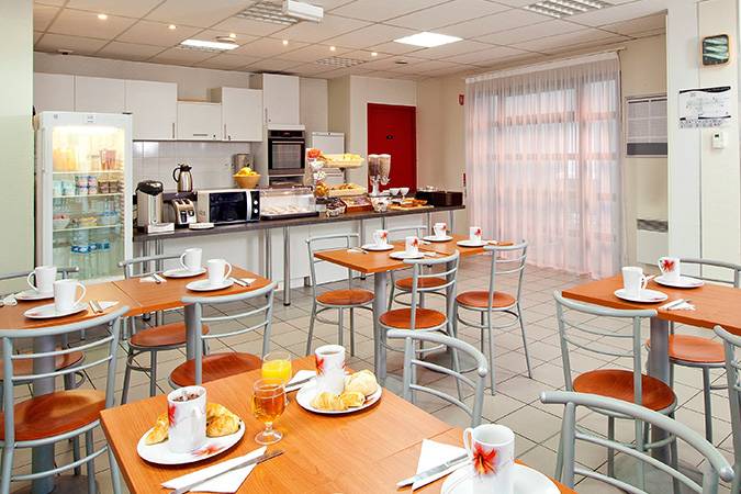 Salle de petit-déjeuner - Séjours & Affaires Nantes La Beaujoire Salle de petit-déjeuner